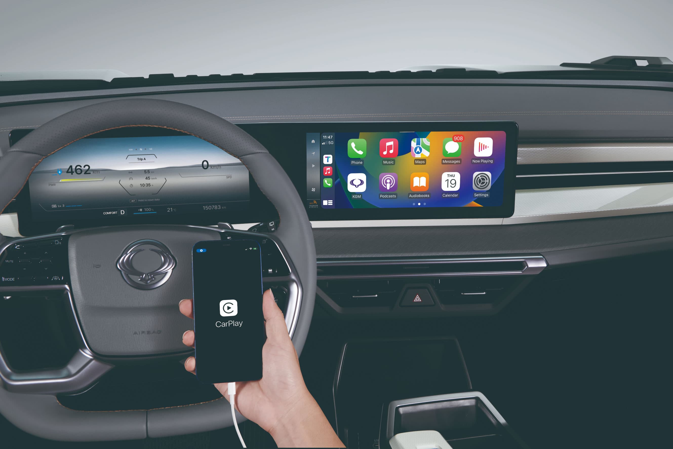 Een close-up van het digitaal instrumentenpaneel van de Torres EVX waar een smartphone is verbonden met de Apple Carplay connectie